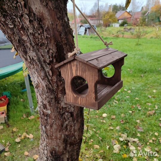 Кормушка для птиц и белок