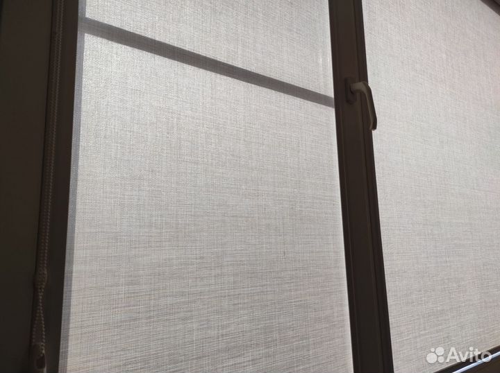 Рулонные шторы с направляющими на окна
