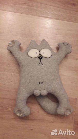 Кот подушка в машину на стекло