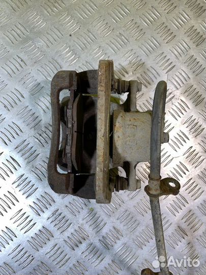 Суппорт передний левый Toyota Rav 4 (Xa30)