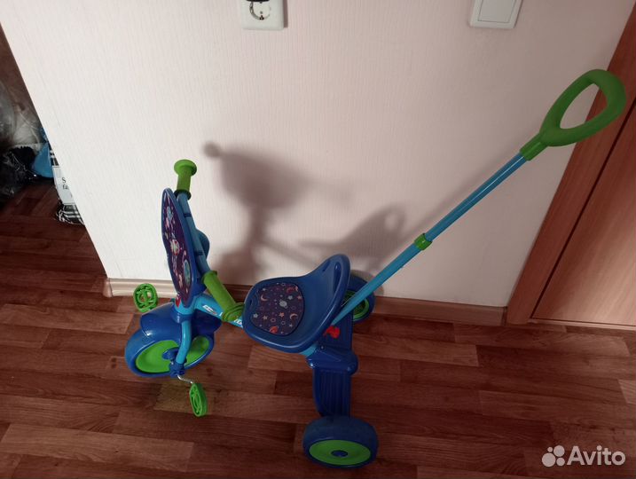 Трехколесный велосипед с ручкой