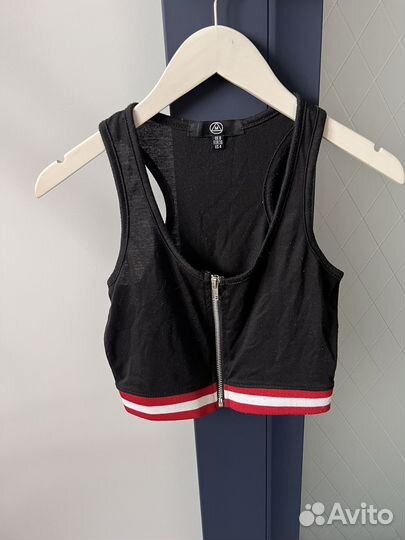 Спортивный топ на замке