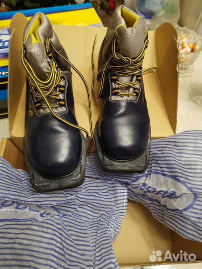 Лыжи пластик+палки, есть к ним р. 36-ботинки кожа