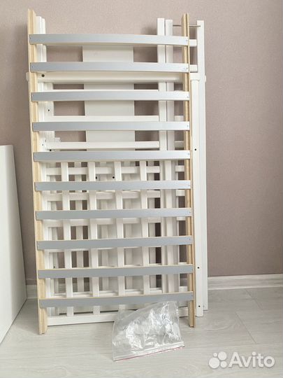 Детская кроватка с маятником и матрасом