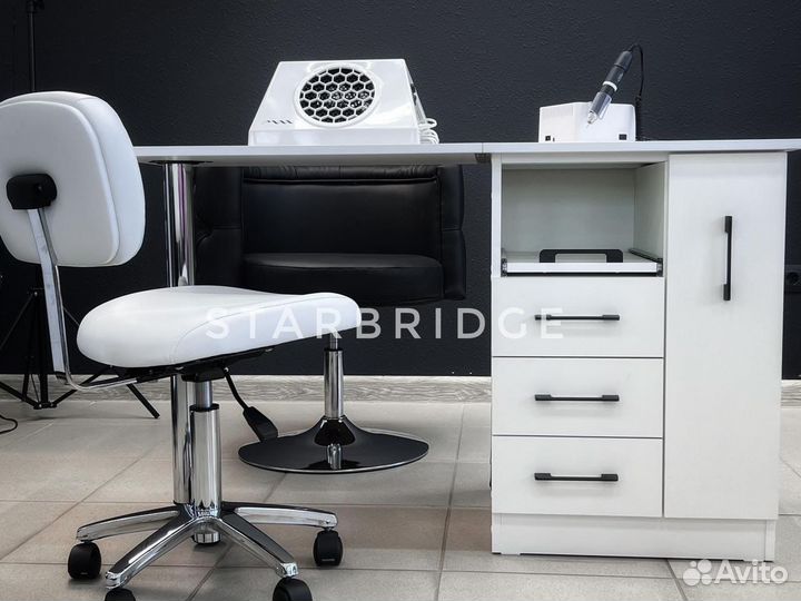 Маникюрный стол