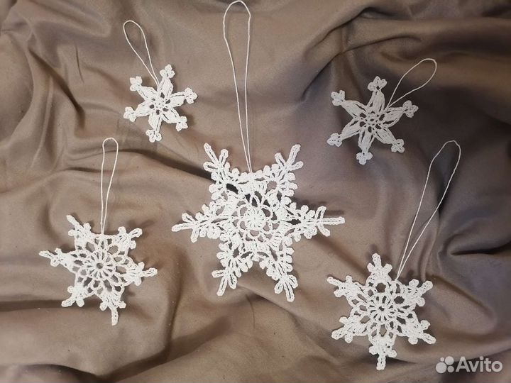 Снежинки вязаные (набор из 5 штук)
