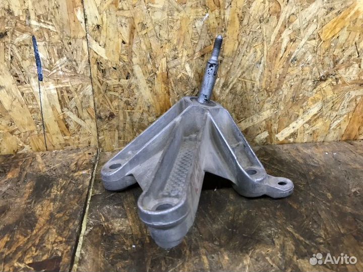 Кронштейн МКПП Renault Logan седан 1 2011