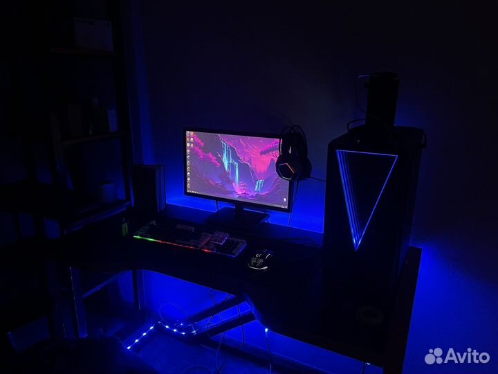 Игровой компьютер с монитором и клавиатурой