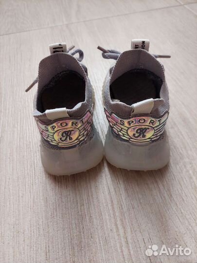 Кроссовки (изики)