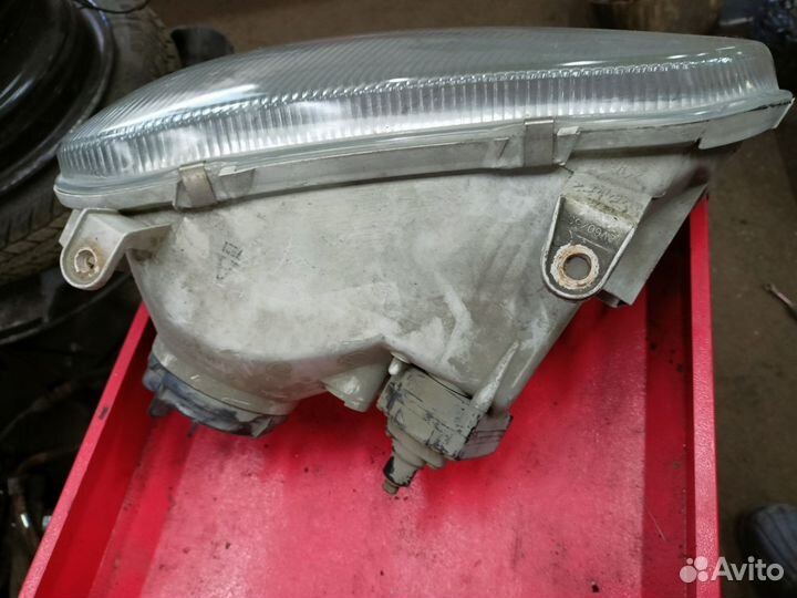 Фара передняя левая Toyota Rav4 sxa11