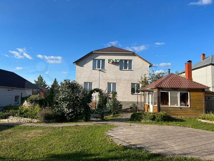 Коттедж 301 м² на участке 10 сот.