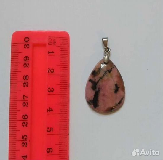 Кулон из родонита