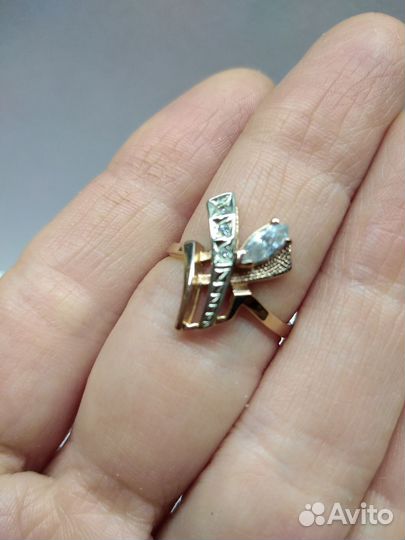 Золотое кольцо 585 пробы с фианитами