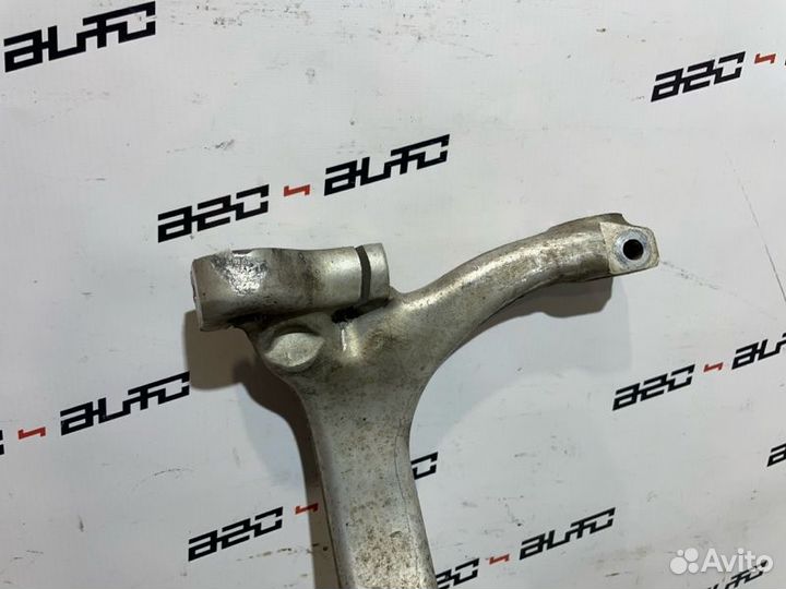 Кулак поворотный передний левый Audi A4 Avant B6