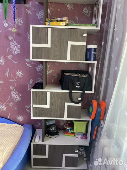 Стол для школьника, шкаф, стойка с полками