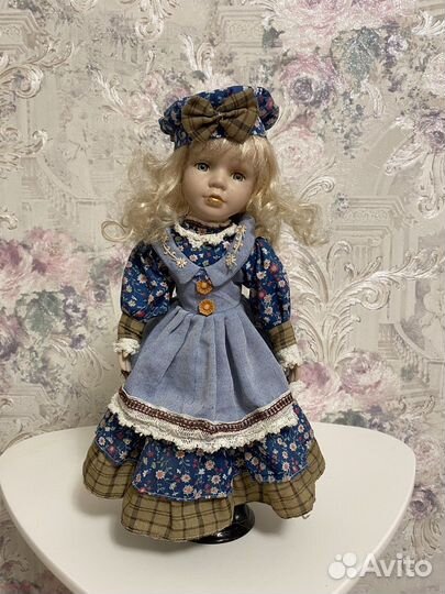 Кукла фарфоровая