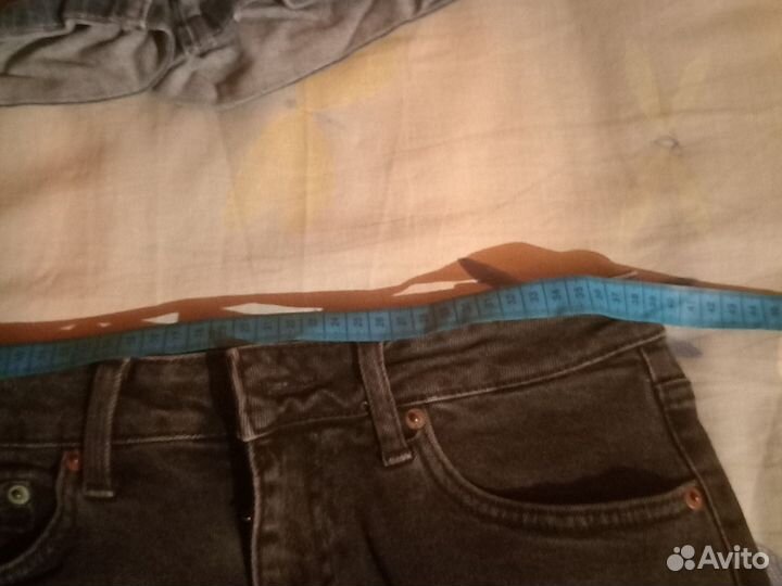 Трое джинсовых шорт