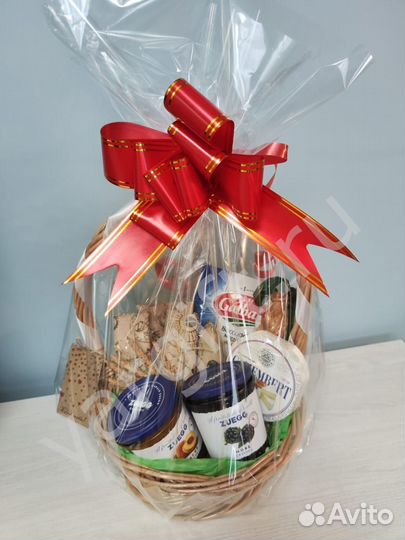 Подарочная корзина с сыром