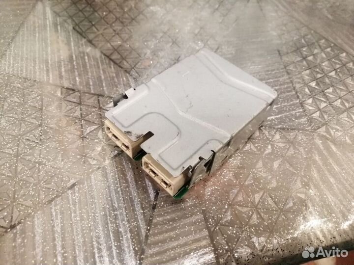 Разъем USB Toyota RAV4 XA50