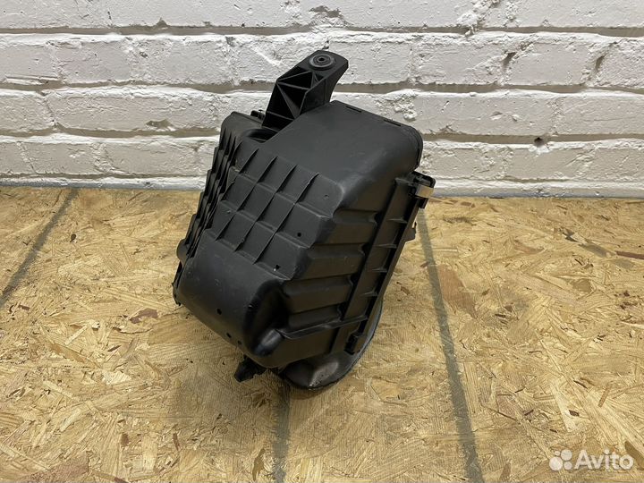 Корпус воздушного фильтра Volkswagen Passat 1998