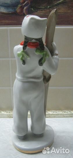 Фарфоровая статуэтка «Лыжница». лфз
