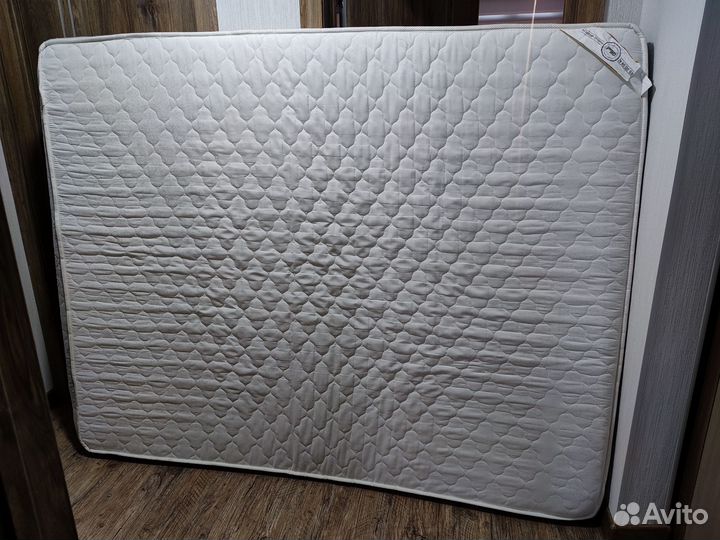 Матрас 160х200 в отличном состоянии + наматрасник