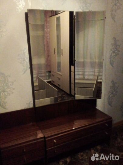 Трюмо с тумбочкой