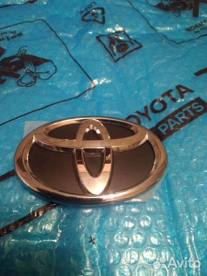 Эмблема крышки багажника Тойота Камри 50 / 11-14г