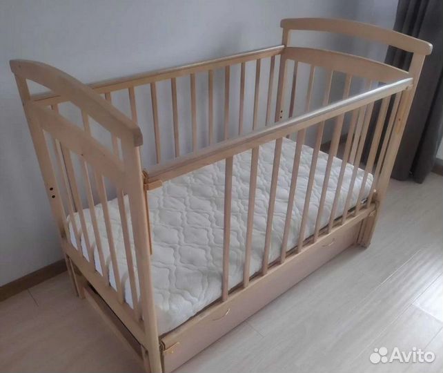 Кроватка детская с ящиком и маятником