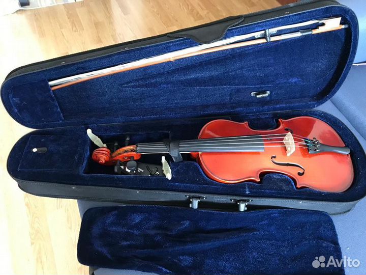 Скрипка с футляром и смычком