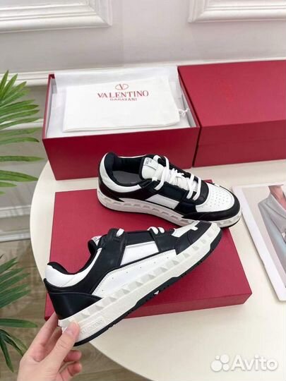 Кроссовки женские valentino