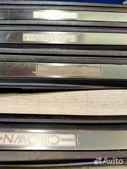 Накладка на порог с надписью Toyota Crown JZS155