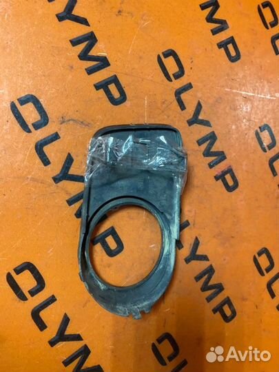 Оправа туманки левая Toyota Wish ZNE10 1ZZ-FE