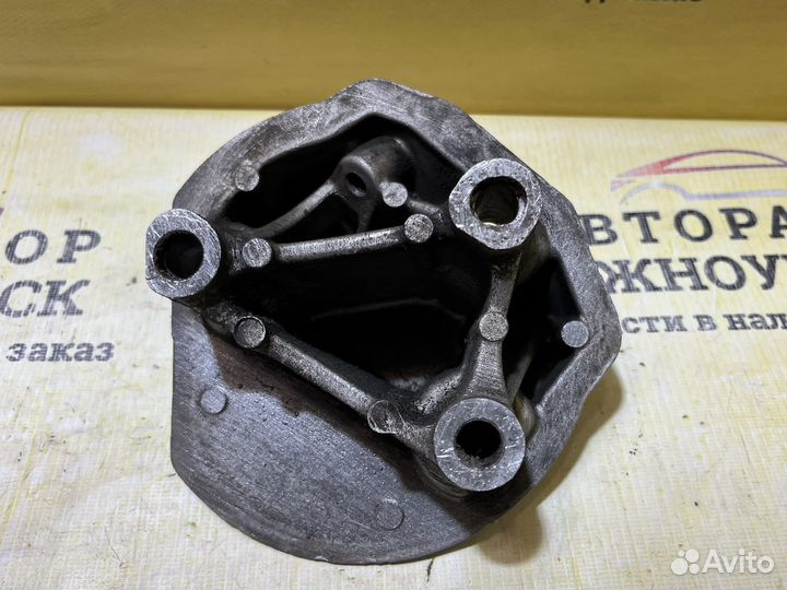 Кронштейн двигателя правый Peugeot 206 1.6 10FX7