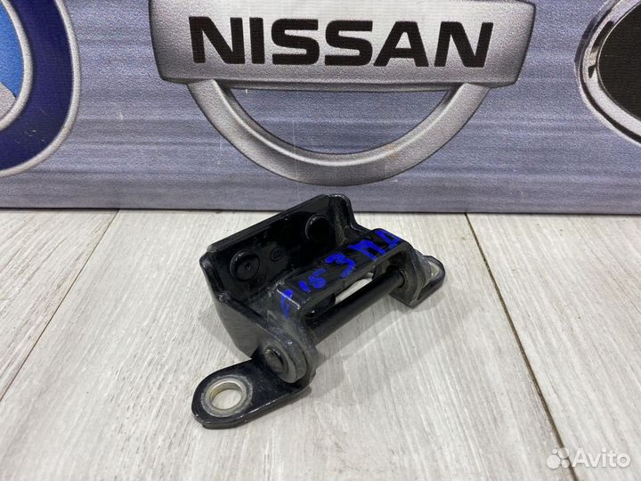 Петля двери Nissan almera G15 Прав
