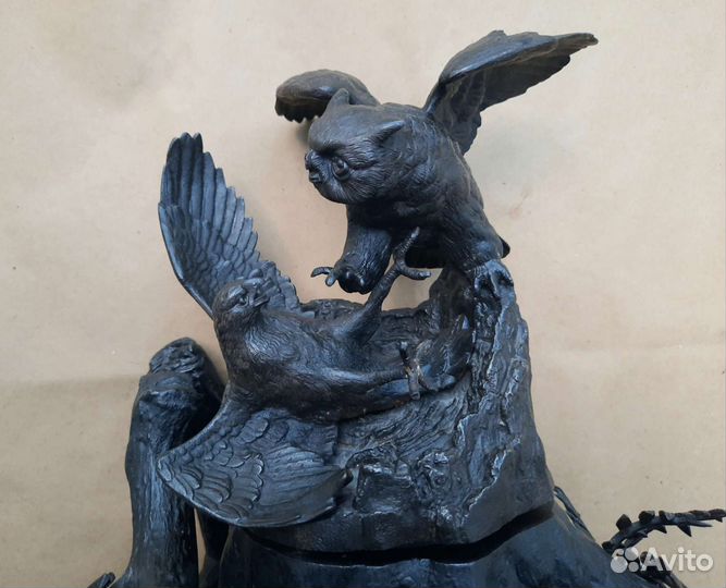 Чернильница «Драка филина с ястребом на пне»