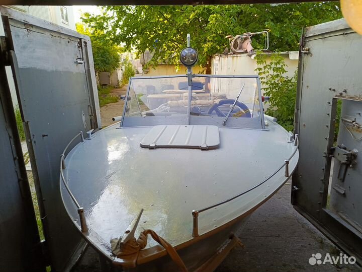 Моторная лодка Прогресс-4 с гаражом