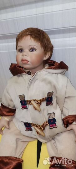 Фарфоровая коллекционная кукла