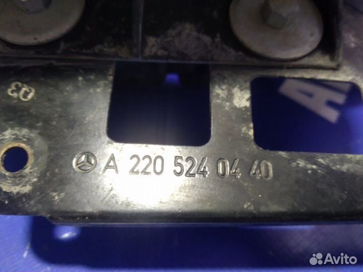 Кронштейн пневмокомпрессора Mercedes-Benz W220