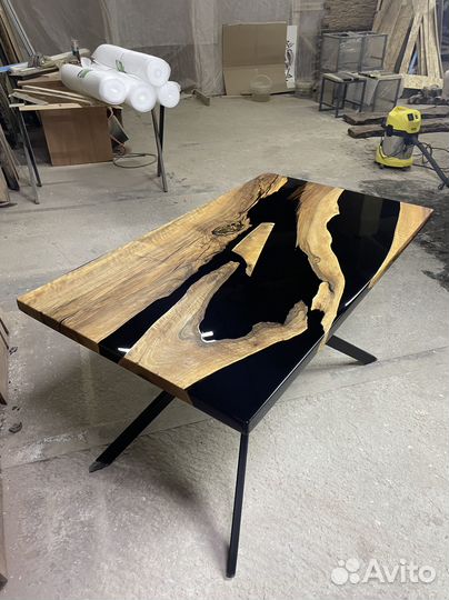 Стол из эпоксидной смолы и слэба