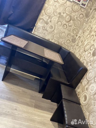 Кухонный уголок со столом