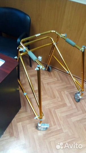 Медицинские ходунки на колёсиках