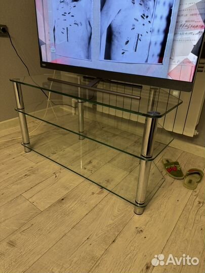 Стеклянная тумба под телевизор
