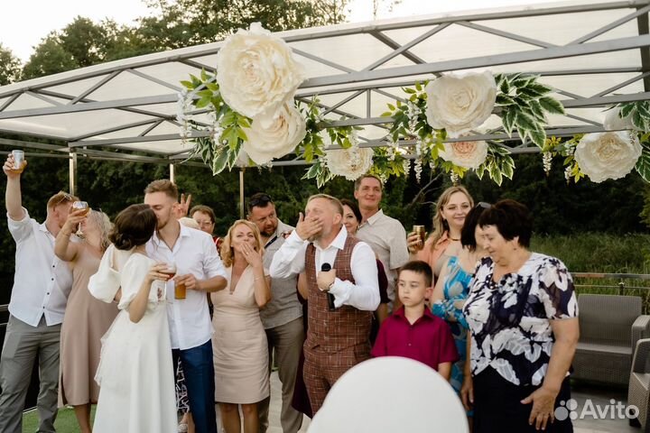 Ведущий с DJ и оборудованием