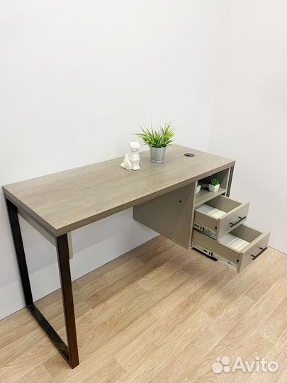 Маникюрный стол в стиле лофт