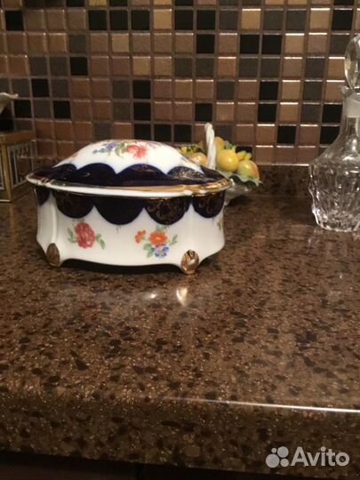 Шкатулка из парцелана, французская на ножках