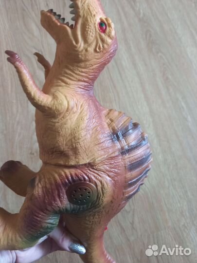 Большой динозавр