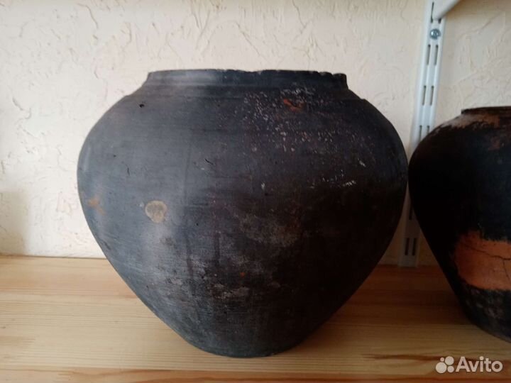 Большие старинные глиняные чугунки