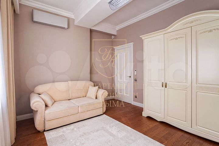 Дом 221 м² на участке 2,7 сот.