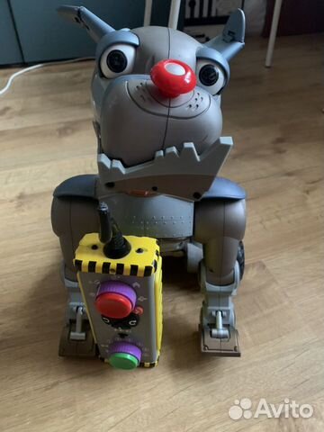 Робот-собака на пульте управления